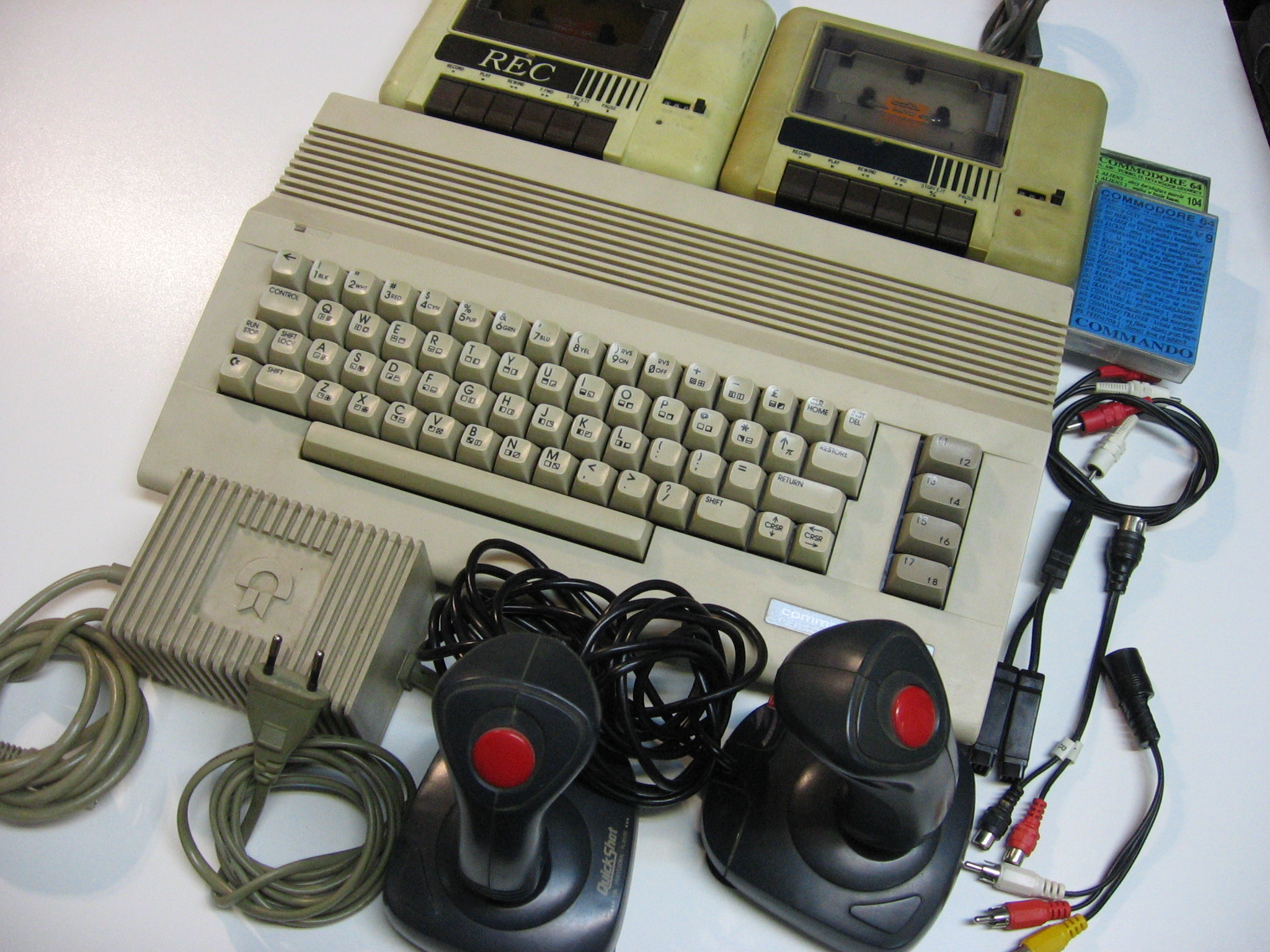 services-02 COMODORE 64 KOMPUTER ZASILACZ MAGNETOFON PAD 01