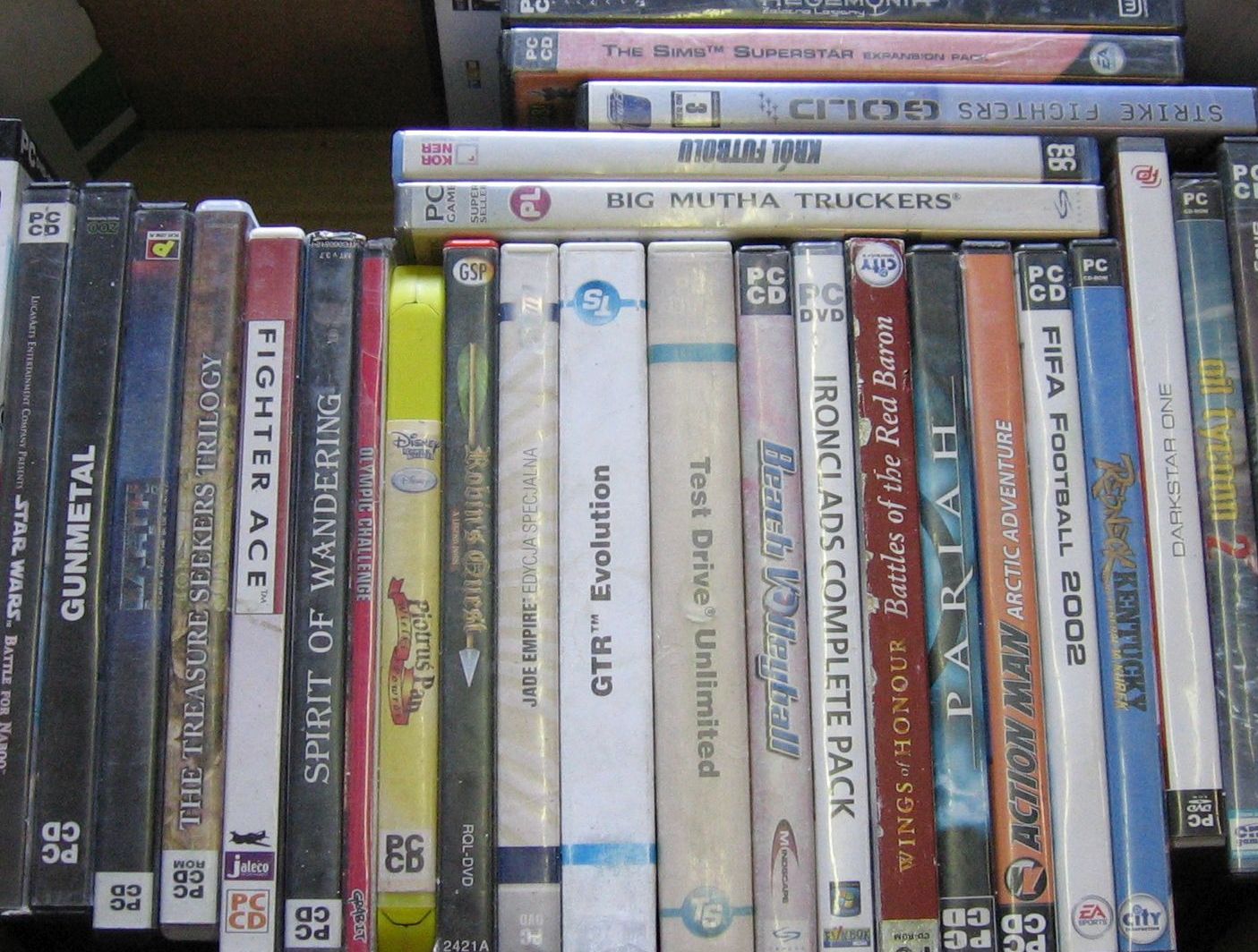 Gry na PC w wersji pudełkowej – Gdzie kupować i jak sprzedawać klasyki na komputer?